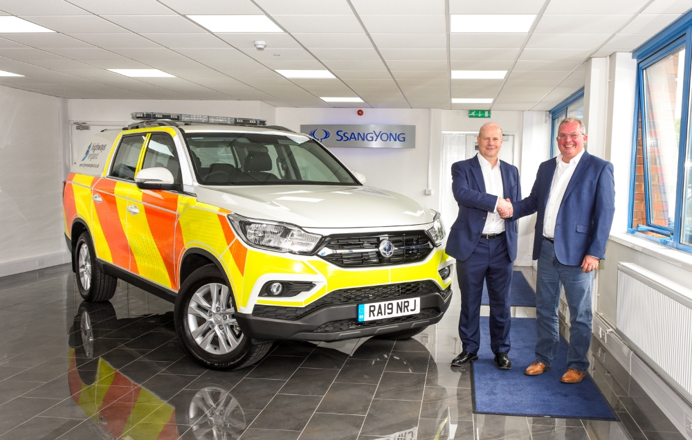 하이웨이즈 잉글랜드 닉 해리스 운영책임자(왼쪽)와 쌍용자동차 영국대리점 닉 레어드 대표가 악수를 나누고 있다.(사진=쌍용자동차)