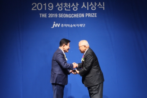 JW그룹이 제7회 성천상 시상식을 개최했다. 사진=중외제약