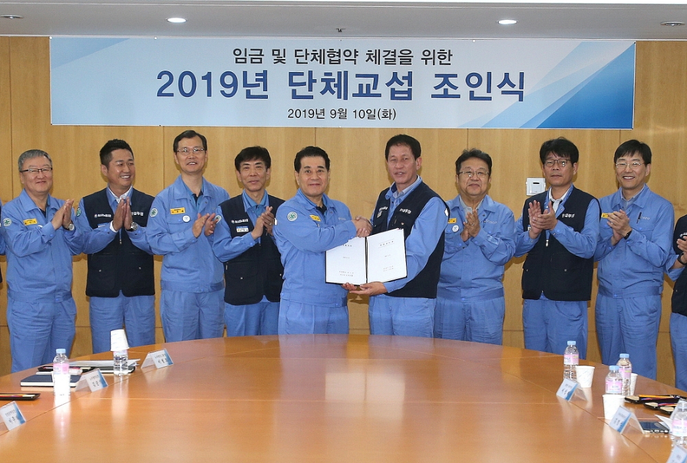 (왼쪽부터)최인석 포항제철소 행정부소장, 이성재 광양지부장, 이주태 경영전략실장, 김경석 수석부위원장, 장인화 대표이사 사장, 김인철 포스코노동조합 위원장, 한성희 경영지원본부장, 박병엽 부위원장, 김순기 노무협력실장.(사진=포스코)