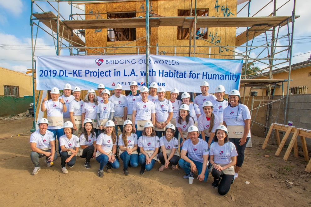 대한항공 본사 및 미주지역본부 임직원과 델타항공 임직원이 기념촬영을 하는 모습.(사진=대한항공)