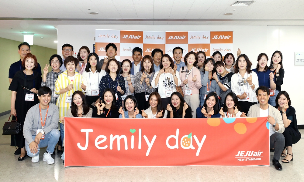 김포국제공항 항공지원센터에서 제주항공 객실승무원 가족들이 기념촬영을 하고 있다.(사진=제주항공)