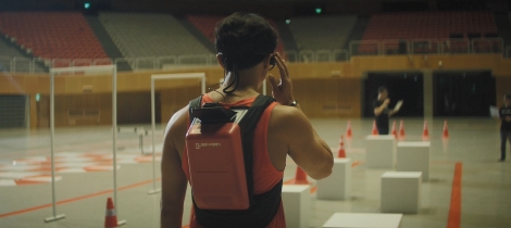 시각장애인 마라토너 한동호씨가 웰컴드림글래스를 착용하고 시각화 훈련을 진행 중인 모습. 사진=웰컴저축은행