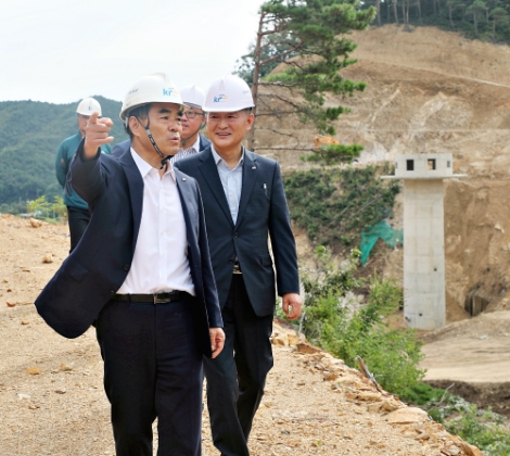 한국농어촌공사 김인식 사장이 고성군 농촌용수개발사업 현장을 방문해 사업현황을 점검했다. 사진=농어촌공사
