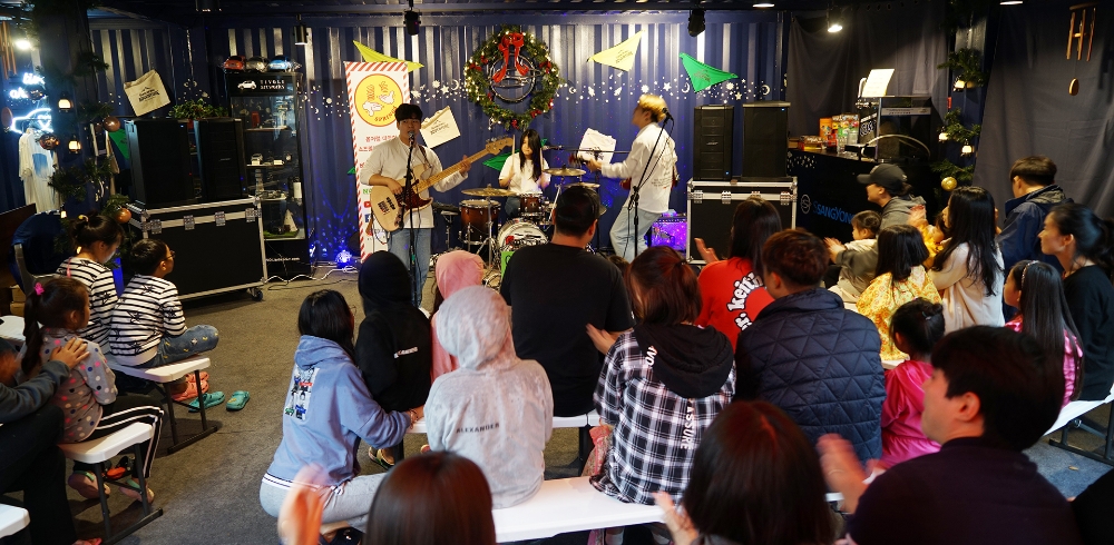 빌리지 중심에 위치한 청춘라운지에서 혼성 버스킹밴드 스프링스(Springs)의 공연이 펼쳐지고 있다.(사진=쌍용자동차)