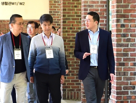 구광모 LG 대표(사진 오른쪽)가 24일 경기도 이천에 위치한 LG인화원에서 열린 사장단 워크샵에 참석해 권영수 (주)LG 부회장, LG인화원 조준호 사장 등 최고경영진과 대화하며 이동하고 있다. 사진=LG