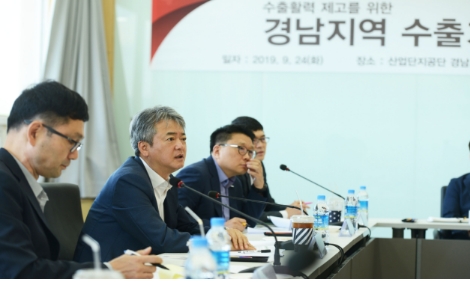 한국무역보험공사 이인호 사장(왼쪽에서 두번째)은 지난 24일 경남 창원 소재 산업단지공단 경남지역본부에서 수출기업 CEO 간담회를 개최하고 있다. 사진=무보