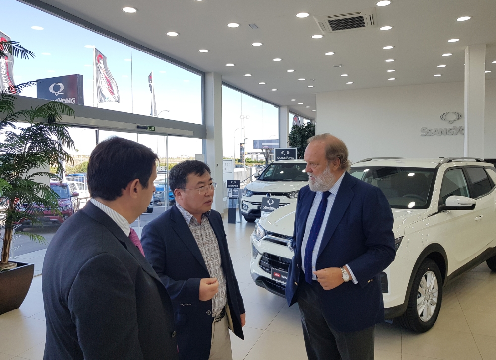 예병태 대표이사(오른쪽에서 두 번째)가 현지 대리점 관계자들과 대화를 나누고 있다.(사진=쌍용자동차)