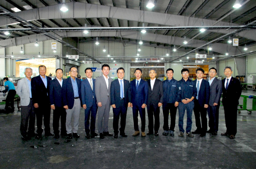 윈체 충주공장에서 민경천 대표(오른쪽에서 일곱번째)가 임영문 SK건설 경영지원담당사장(오른쪽에서 여덟번째) 및 외주 행복날개협의회 임원진들과 기념촬영을 하고 있다.(사진=윈체)