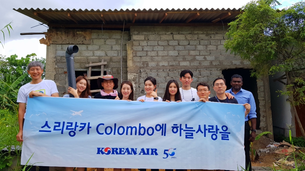봉사활동에 참여한 대한항공 직원들이 기념촬영을 하는 모습.(사진=GS건설)