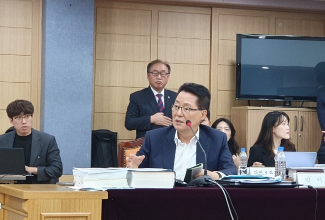 박지원 전 대표가 대구고법 국정감사에서 발언을 하고 있다.(사진제공=박지원의원실)