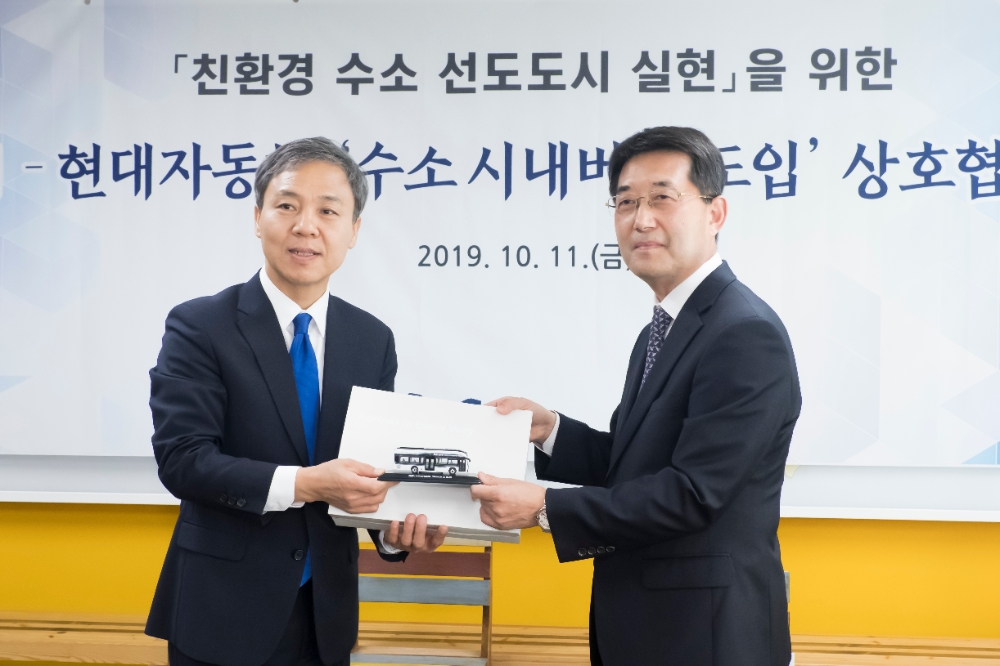 (왼쪽부터)김승수 전주시장, 이인철 현대자동차 상용사업본부장이 기념촬영을 하고 있는 모습.(사진=현대자동차)