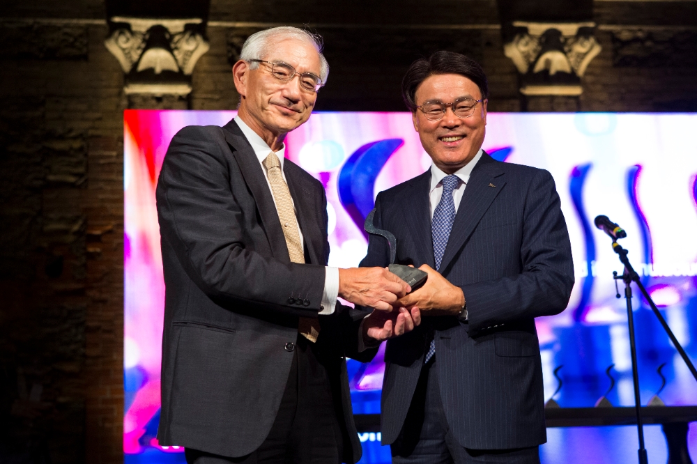 포스코 최정우 회장이 세계철강협회 2019 스틸리어워드에서 올해의 혁신상을 수상하고 있다.(사진=포스코)