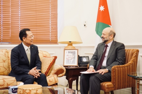 한국전력은 요르단 후세이니아에서 푸제이즈 풍력발전소 준공식을 개최했다. 사진은 감종갑 한전사장과 오마르 알라자즈 요르단 총리가 면담하는 모습. 사진=한전