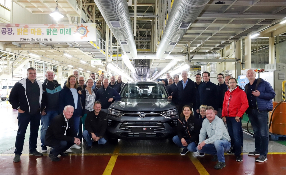지난 17일 쌍용자동차 평택공장을 방문한 중부유럽 대리점 및 딜러 관계자들이 생산된 코란도 옆에서 단체촬영을 하고 있다.(사진=쌍용자동차)