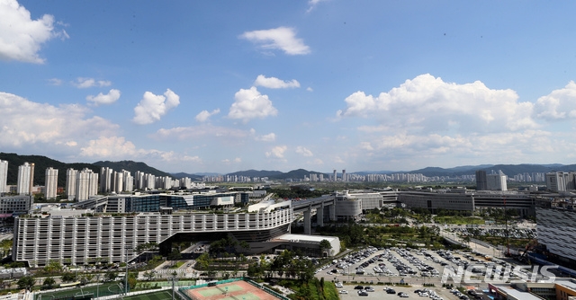 세종시 어진동 정부세종청사 전경.