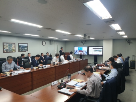 한국동서발전 이사진들이 국내외 추진 사업의 추진 현황 및 재무건전성을 검토하고 있다. 사진=동서발전