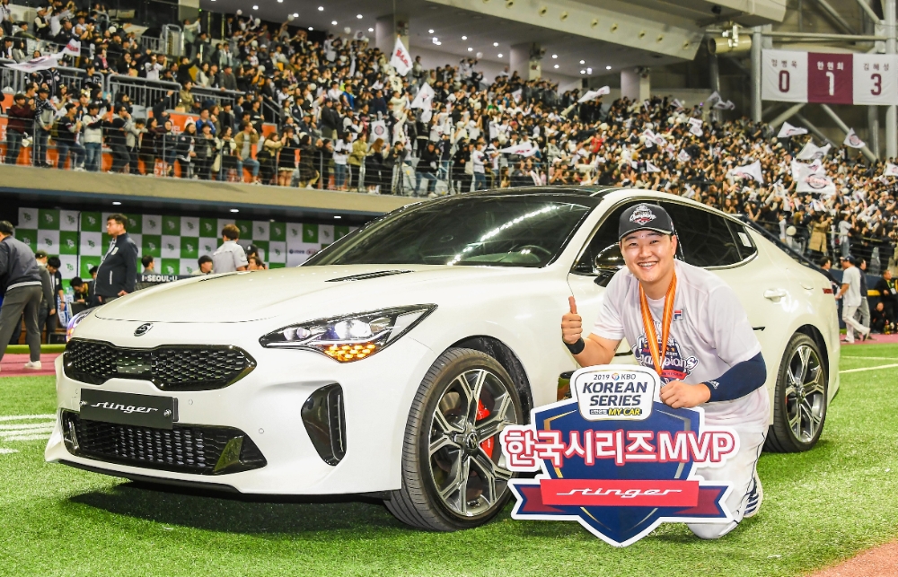 한국시리즈 MVP 오재일 선수가 ‘스팅어’ 차량 앞에서 기념촬영을 하고 있는 모습.(사진=기아자동차)