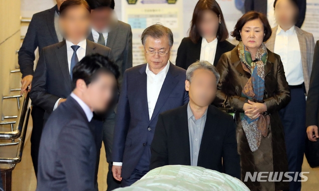 재인 대통령이 29일 오후 부산 중구의 한 병원에서 모친 강한옥 여사의 임종을 지켜본 이후 빈소로 이동하고 있다