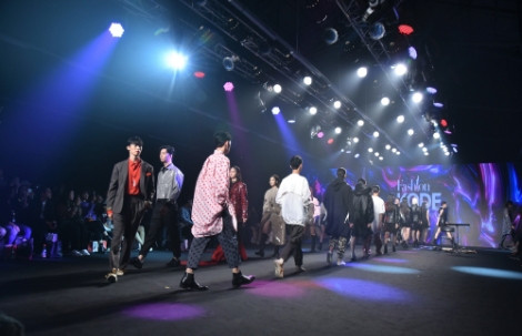 지난 24~26일, 성수동 에스팩토리에서 개최된 2020 S/S 패션코드 앤 페스티벌에서 패션x영화 콜라보를 주제로 컨셉 패션쇼가 진행되었다. 사진=콘진원