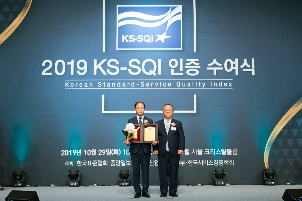 지난 1일 서울시 중구 롯데호텔에서 열린 2019 국가고객만족도지수 시상식에 참석한 롯데렌탈 이훈기 대표(좌).(사진=롯데렌터카)