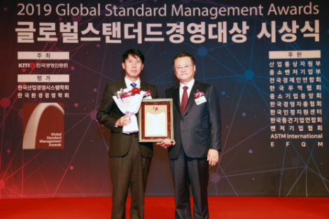 동서발전은 30일 2019 글로벌스탠다드경영대상(GSMA) 시상식에서 산업안전부문 안전경영대상 3년지속대상을 수상했다. 사진=동서발전