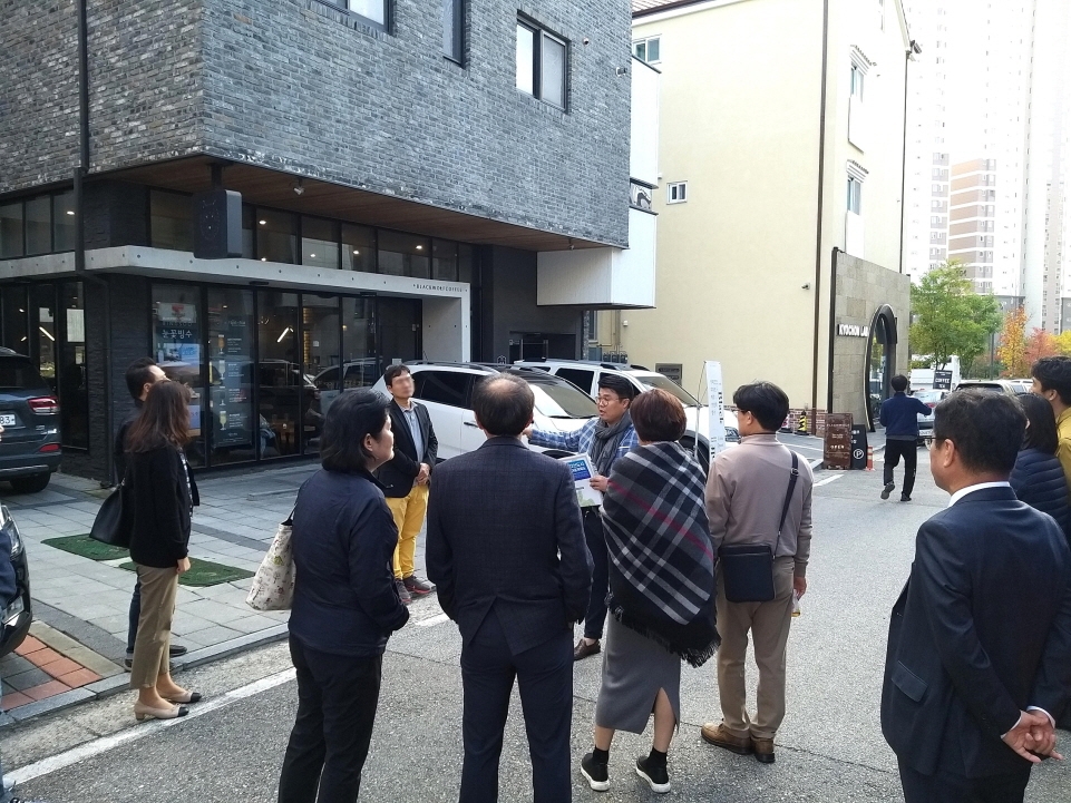 ‘단독주택 현장설명회’에 참석한 매수고객들이 동탄2지구 단독주택 블록에서 전문 건축사에게 설명을 듣고 있다.(사진=LH)