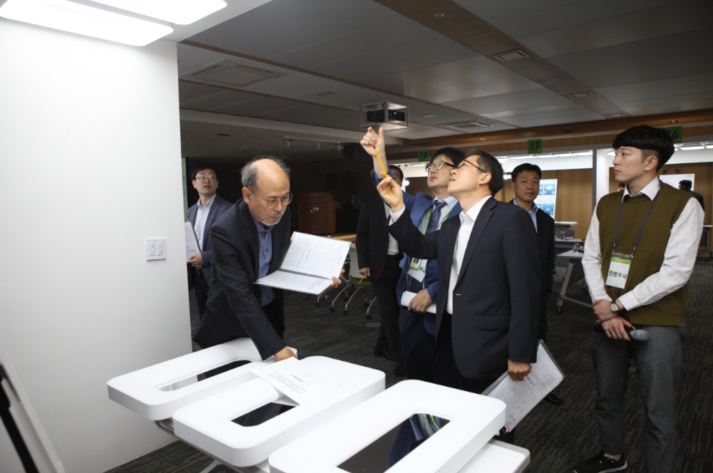 심사위원들이 응모작품에 대한 최종심사를 진행하고 있다.(사진=LH)