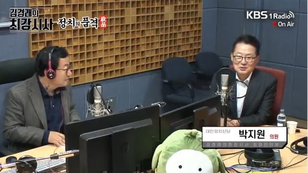 김경래의 최강시사에 출연중인 박지원 의원. (사진=박지원트위터)