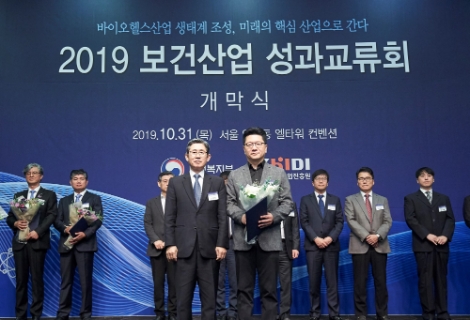서울대학교병원 신경과 이승훈 교수는 지난 31일 개최된 ‘2019 보건의료기술진흥 유공자 정부포상 시상식’에서 보건복지부 장관상을 수상했다. 사진=서울대병원