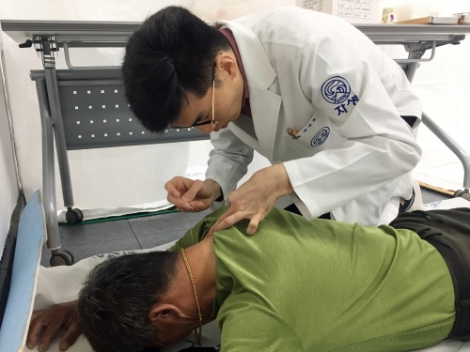 창원자생한방병원 의료진이 진료소를 찾은 고령 농민에게 침치료를 실시하고 있다. 사진=자생한방병원