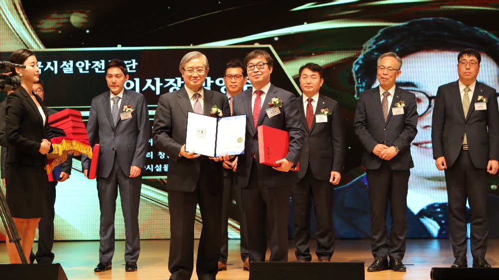 박 이사장은 5일 오후 서울 여의도 KBS아트홀에서 열린 시상식에서 대국민 안전서비스 개선과 안전사고 예방 등에 기여한 공을 인정받아 대상을 수상했다. (사진= 한국시설안전공단)