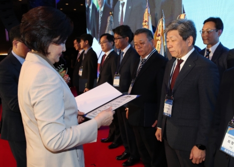 6일 서울 중소기업중앙회에서 열린 '2019 동반성장주간 기념식'에서 김형섭 한국수력원자력 관리본부장이 대,중소기업 상생협력기금 부문 대통령 표창을 수상하고있다. 사진=한수원