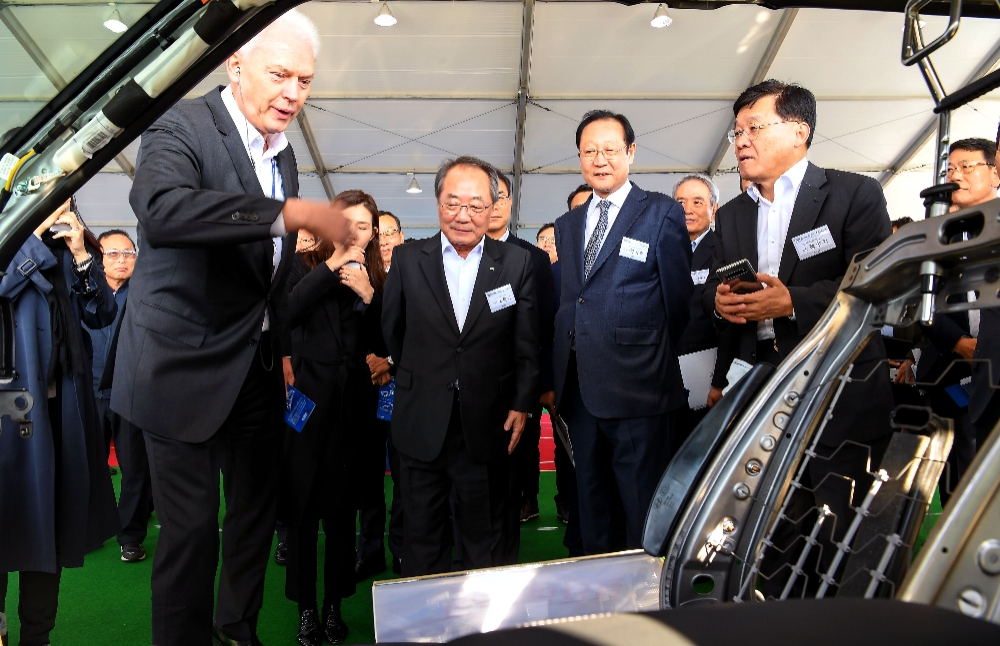 행사에 참석한 알버트 비어만 사장이 협력사 선행 신기술 전시물을 살펴보고 있는 모습.(사진=현대자동차)