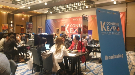 지난 5~6일(현지시간) 양일간 인터콘티넨탈 LA 다운타운에 마련된 ‘2019 미국 K-콘텐츠 엑스포’ B2B 수출상담회장에서 참가자들이 비즈니스 상담을 진행하고 있다. 사진=콘진원