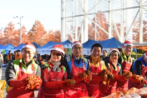 조폐공사는 12일 대전시자원봉사연합회 주관으로 열린 ‘2019 따뜻한 겨울나기 김장 대봉사’에 참가, 김장 김치를 담그고 후원금을 전달했다. 사진=조폐공사