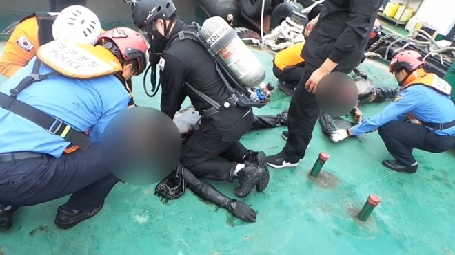 응급환자 2명을 구조해 심폐소생술을 하고 있다.(사진제공=부산해양경찰서)