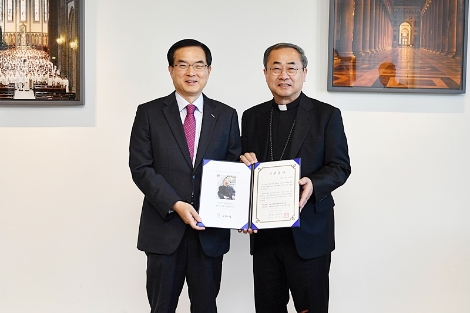 ‘김수환 추기경 선종 10주년 기념메달’ 후원금 전달 사진. 사진=조폐공사