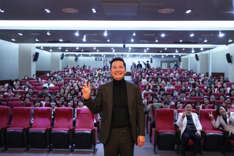 김창옥 강사와 인천성모병원 교직원이 단체사진을 촬영하고 있다. 사진=인천성모병원