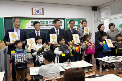 한전KPS는 19일 무안군, 무안군의회, 무안지역교육청, 초록우산어린이재단 등과 함께 '아동이 안전한 무안 만들기' 업무협약을 체결했다. 사진=한전KPS