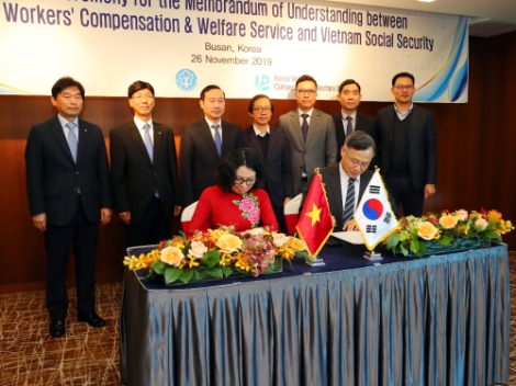 근로복지공단은 26일 응유엔 티 민(Nguyen Thi Minh) 청장을 비롯한 베트남 사회보장청(VSS: Vietnam Social Security) 대표단이 참석한 가운데 교류협력 MOU를 체결했다. 사진=근로복지공단