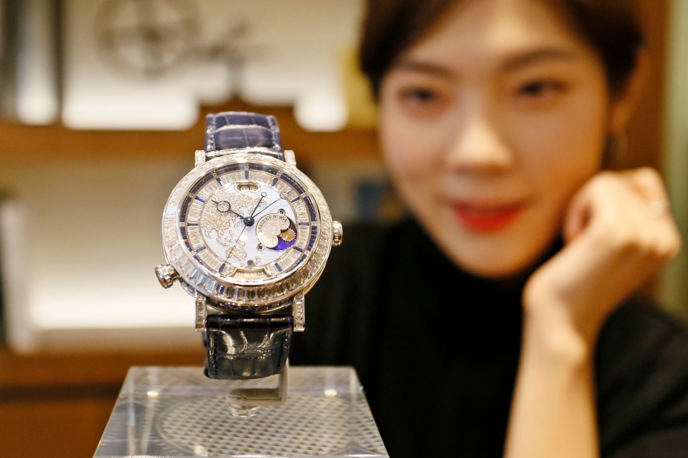 갤러리아명품관, "국내 단 하나뿐인 시계, 손목 위에 새겨진 세계지도"
