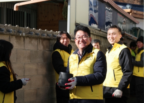 한국동서발전과 강원도 등이 합작 설립한 태백가덕산풍력발전은 3일 사회적 책임이행 및 저소득가구의 지원을 위해 연탄 3000장을 후원했다. 사진=동서발전