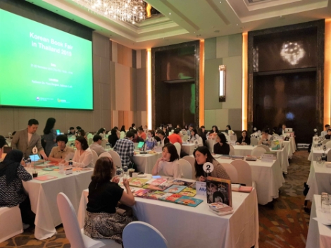 천재교육 직원들이 지난 11월에 태국 방콕에서 열린 찾아가는 태국도서전에서 수출 상담을 진행하고 있다. 사진=천재교육