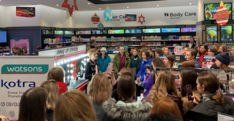 KOTRA가 지난 14일 러시아 상트페테르부르크에서 글로벌 유통사 왓슨스(Watsons)와 함께 한국 화장품 사용법을 알리는 ‘K뷰티 마스터클래스’를 열었다. 사진=KOTRA