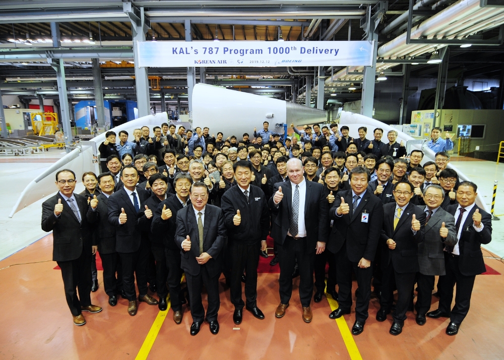 대한항공이 제작한 ‘보잉 787 드림라이너 구조물’ 앞에서 대한항공 및 보잉사 관계자들이 기념촬영을 하고 있는 모습.(사진=대한항공)