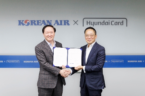대한항공 우기홍 사장(왼쪽)과 현대카드 정태영 부회장(오른쪽)이 대한항공과 현대카드의 PLCC 파트너십 계약 체결을 마친 뒤 악수하고 있다. 사진=현대카드