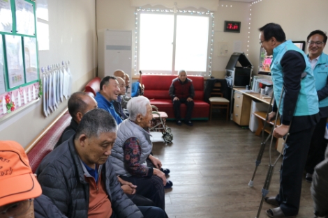 국민건강보험공단은 연말을 맞이해 강원도 고성군에 위치한 사회복지시설 ‘고성효도원’을 방문해 지역사회 나눔 활동을 실천했다. 사진=건보공단