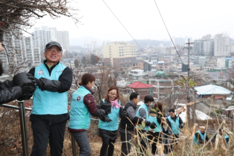 국민건강보험공단은 18일 임직원 50여명이 강원도 원주시 원인동에서 노인세대 등 취약계층의 따뜻한 겨울나기 지원을 위해 방한용품을 전달했다. 사진=건보공단