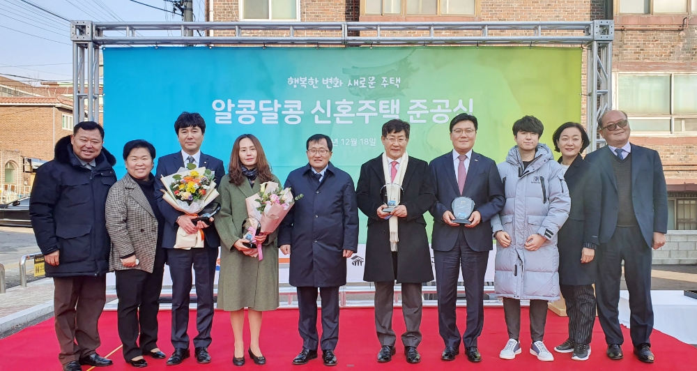 (왼쪽 다섯번째부터) 김태정 시흥시 부시장, 윤형주 한국해비타트 이사장, 박철희 호반건설 사장이 기념 촬영을 하고 있다.