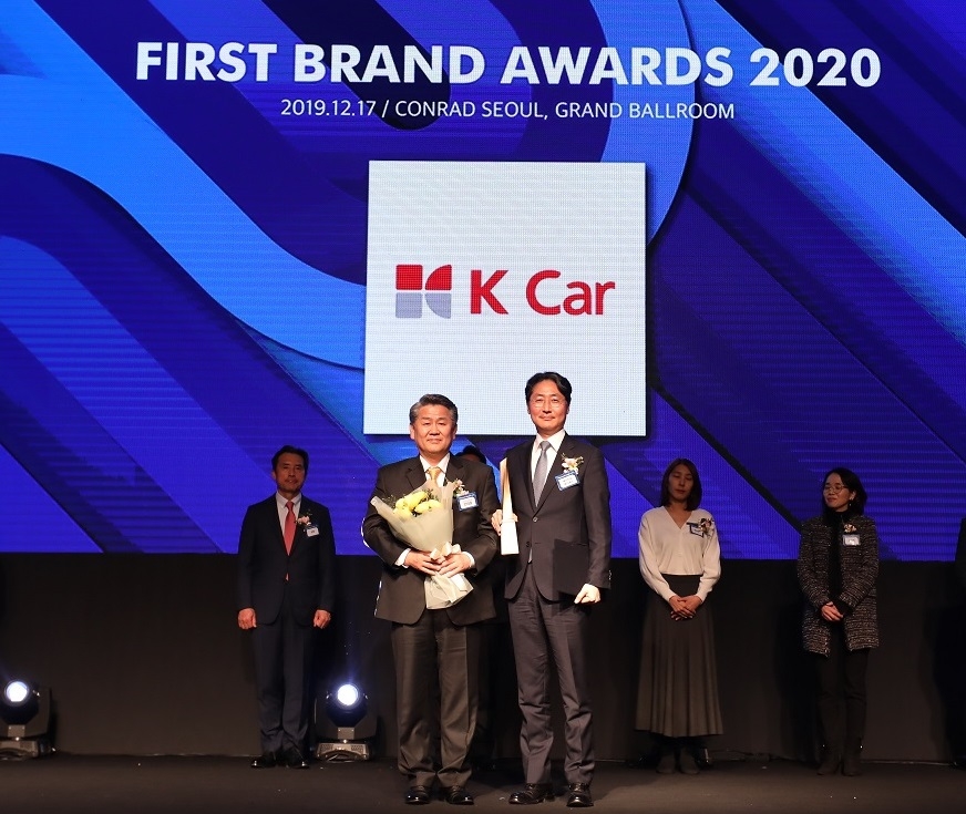 정인국 케이카 대표이사(우)가 지난 17일 콘래드 서울에서 열린 2020 대한민국 퍼스트브랜드 대상 수상 후 기념 촬영을 하고 있다.